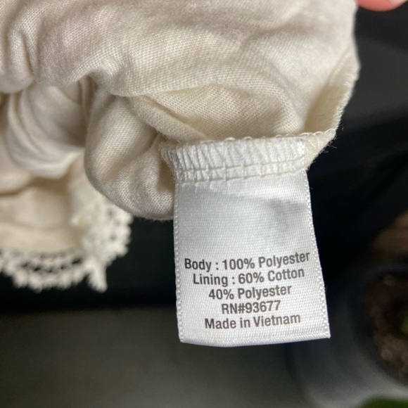 a.n.a Crochet Lace Scalloped White Elastic Shorts, Size M - Picture 8 of 8